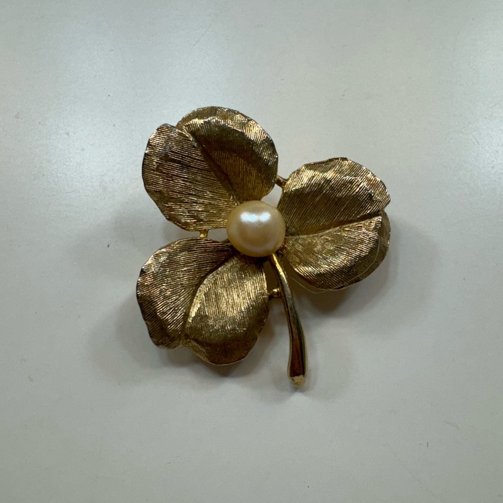 Capi vintage flower and pearl brooch